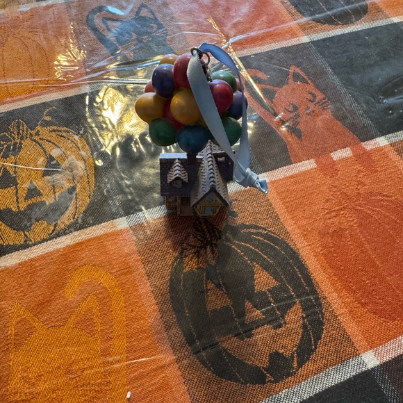 Disney Up house ornament, excellent condition - Picture 2 of 3